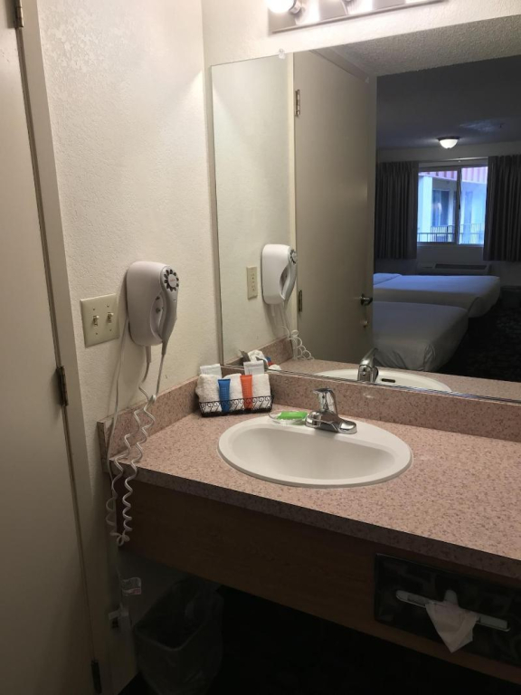 MorningGlory Inn & Suites