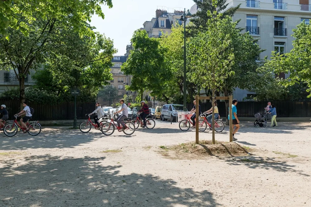 Avenue to the Eiffel Tower