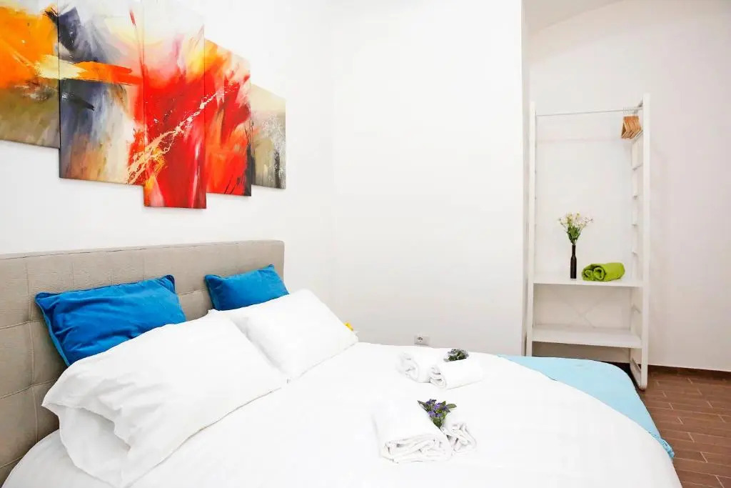 Castel Sant Angelo's Harmonious Apartment