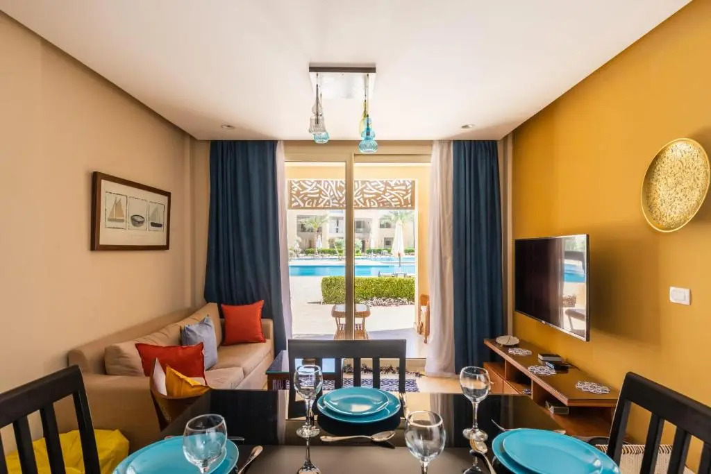 Jazzy 1BDR w Outdoor Pool View Terrace Free Pool & Beach Access