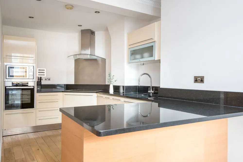 Bright Mayfair Suites by Sonder