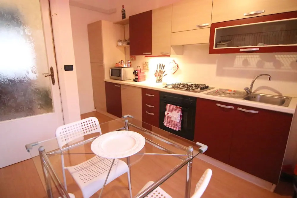 "7 SORELLE B&B" camere in pieno centro città con bagno privato, FREE HIGH SPEED WI-FI, NETFLIX