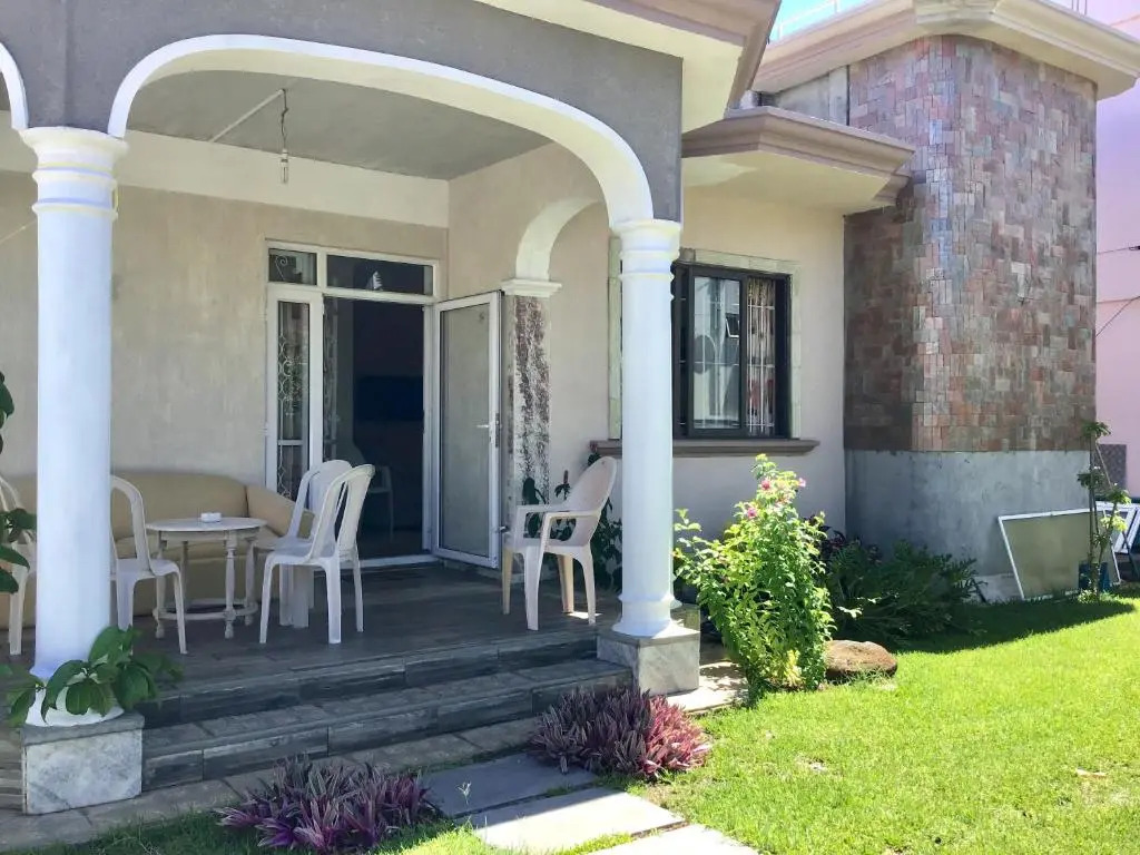 Cardamon Villa is a 2 bedroom with 1 bathroom and seperate toilet detached house with AC and swimming pool , 5 minutes walk from Flic en Flac public beach