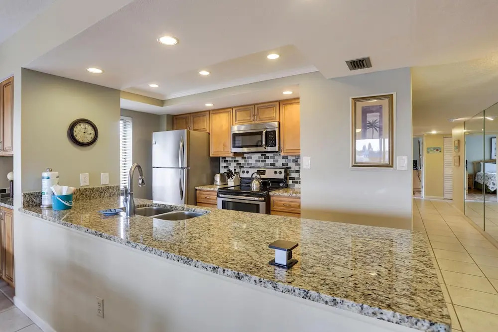Land's End 206 Building 3 Updated / Bay Views/ End Unit!