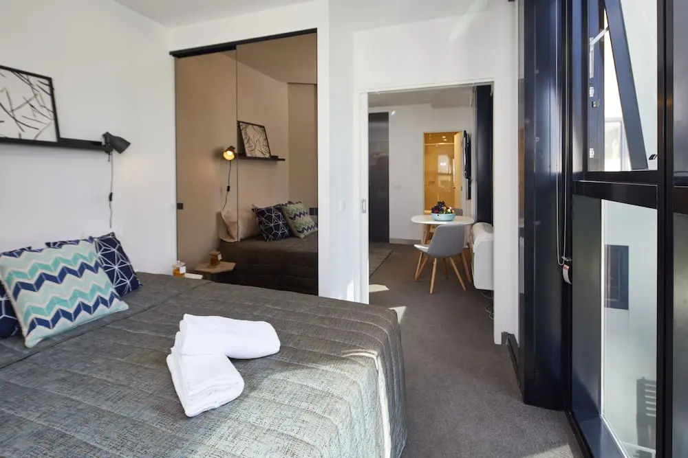 Stylish One Bedroom With Urban Convenience