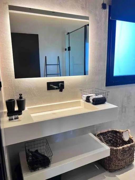 Lagonisi 2 bedroom luxury Apartment by the sea!