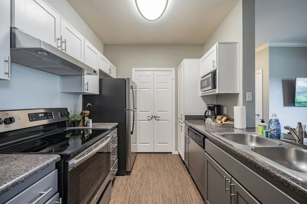 The Luxe Suites of Oceanside with Pool & Gym