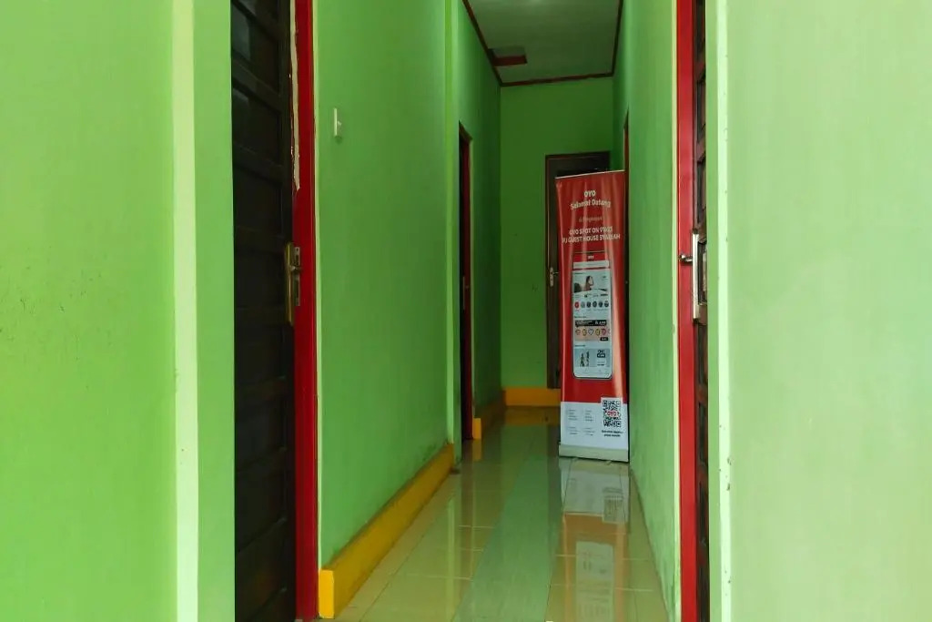 SPOT ON 91623 Pj Guest House Syariah