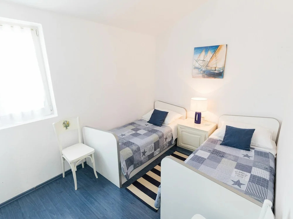 Lovely 4 Bedroom Apartment with Beautiful Garden And Terrace, 50m From the Beach