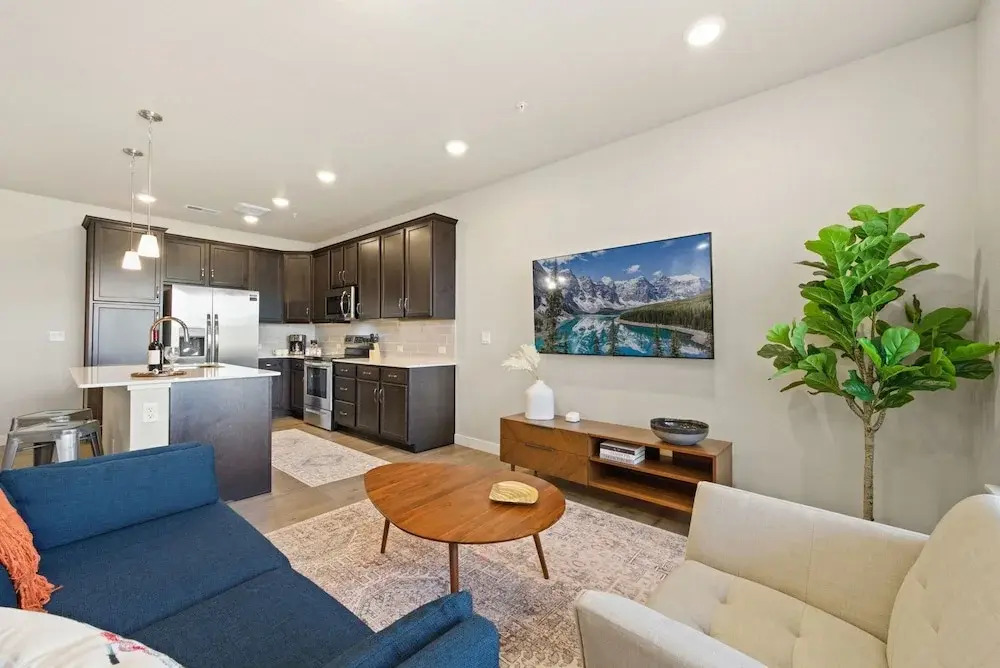 Northfield Hideaway, King Suite, EV, Pet-friendly