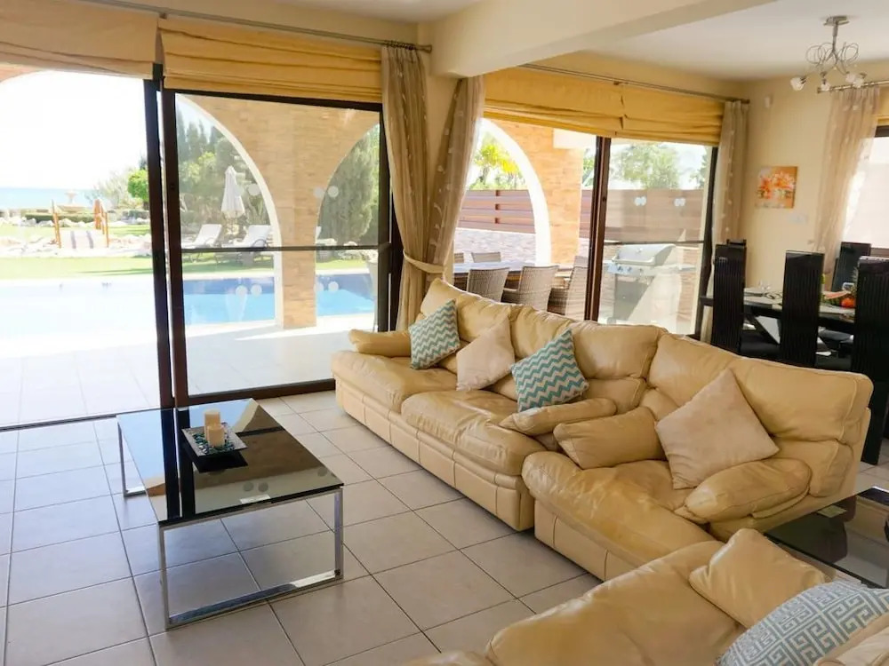 Sea Front Oceanus H3 by Ezoria Villas