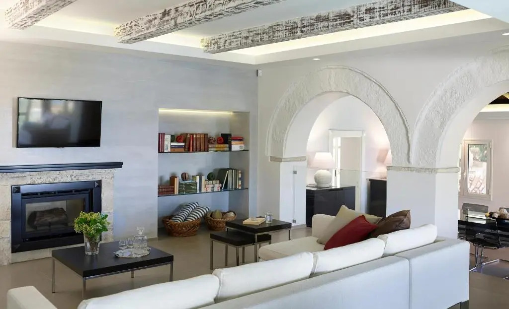 Luxurious 4 bedroom villa Xris with infinity pool and beach access