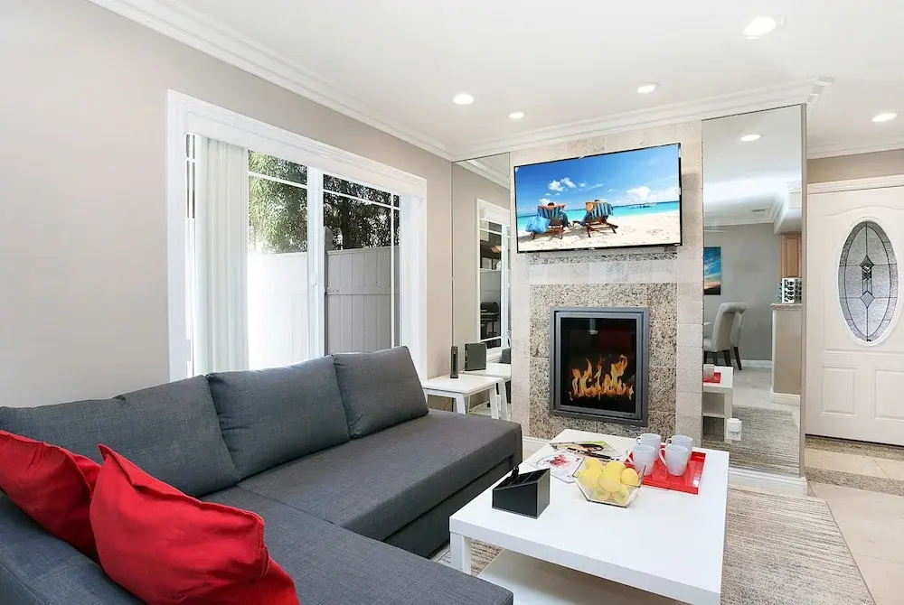 Awesome Multi Level - Large Patio - Fast WIFI - Work Desks - Self Check In! (CM-2)