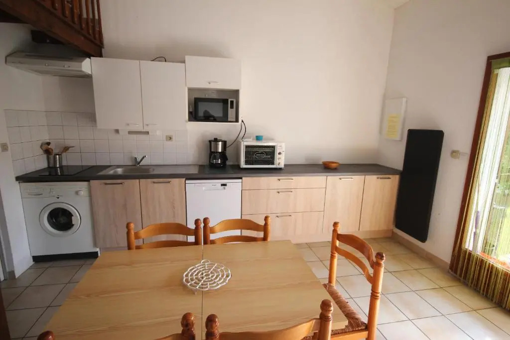 Jolie villa dangle pour 5 couchages, clim sejour, terrasse, parking dans residence securisee piscine commune 400m de la mer LRJP16