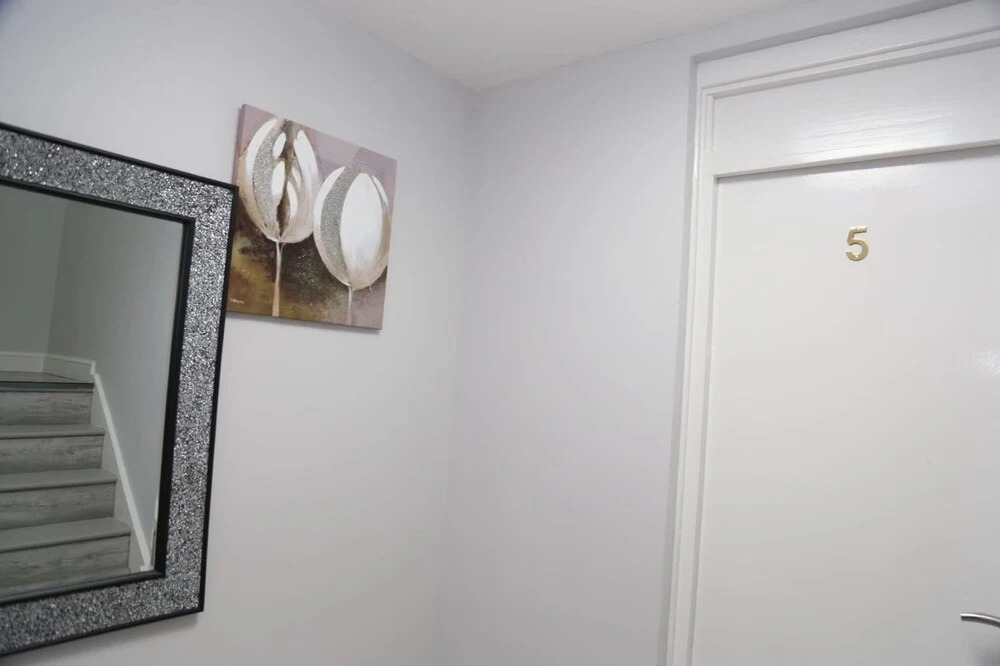 Room in House - A A Guest Room8