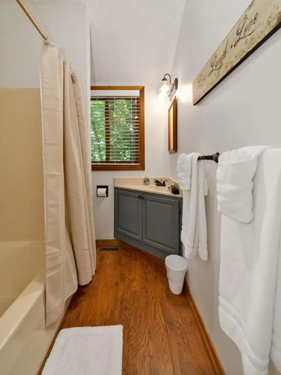 Creekside Falls Cabin - 3 bedroom /3 bathroom /2 family rooms / hot tub / wifi