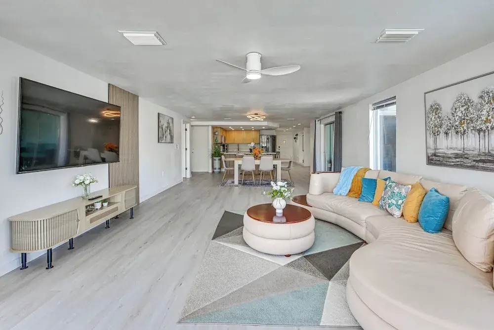 Sunset Views & Hot Tub: Lakefront Holiday Retreat!