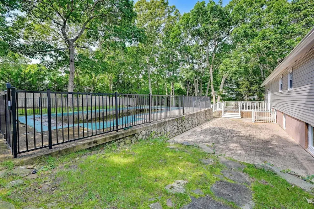 Hampton Bays Retreat: Walk to Squires Beach!