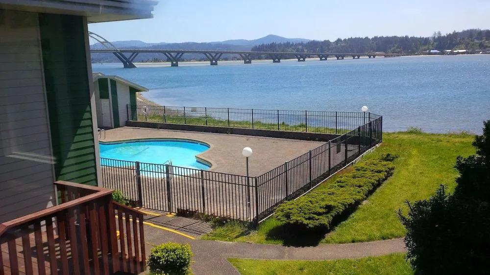 Waldport Bayfront Hotel & Restaurant