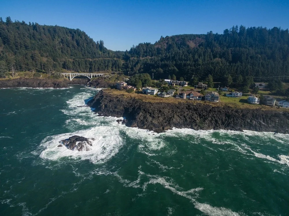Whale Pointe 2 Br cottage by RedAwning