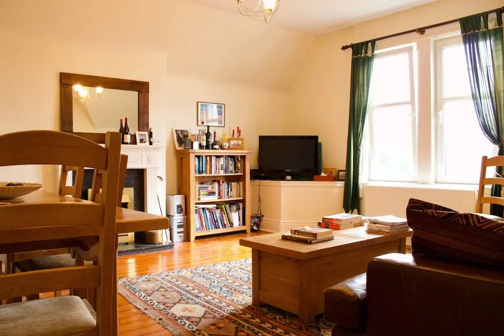 2 Bedroom Flat With Parking In Edinburgh