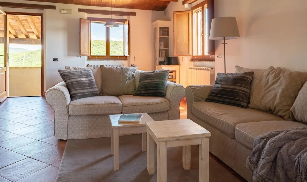 Relaxing Hillside Family Accommodation With Pool