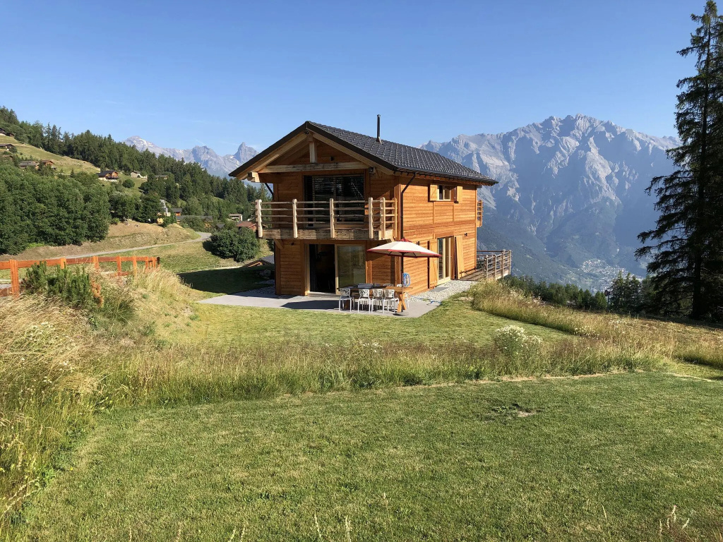 Top chalet with unobstructed views in the middle of the ski resort of La Tzoumaz