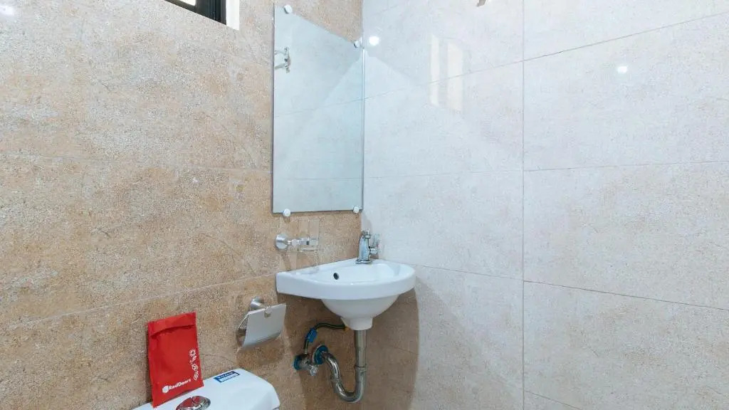 RedDoorz Plus near Uptown BGC Mall