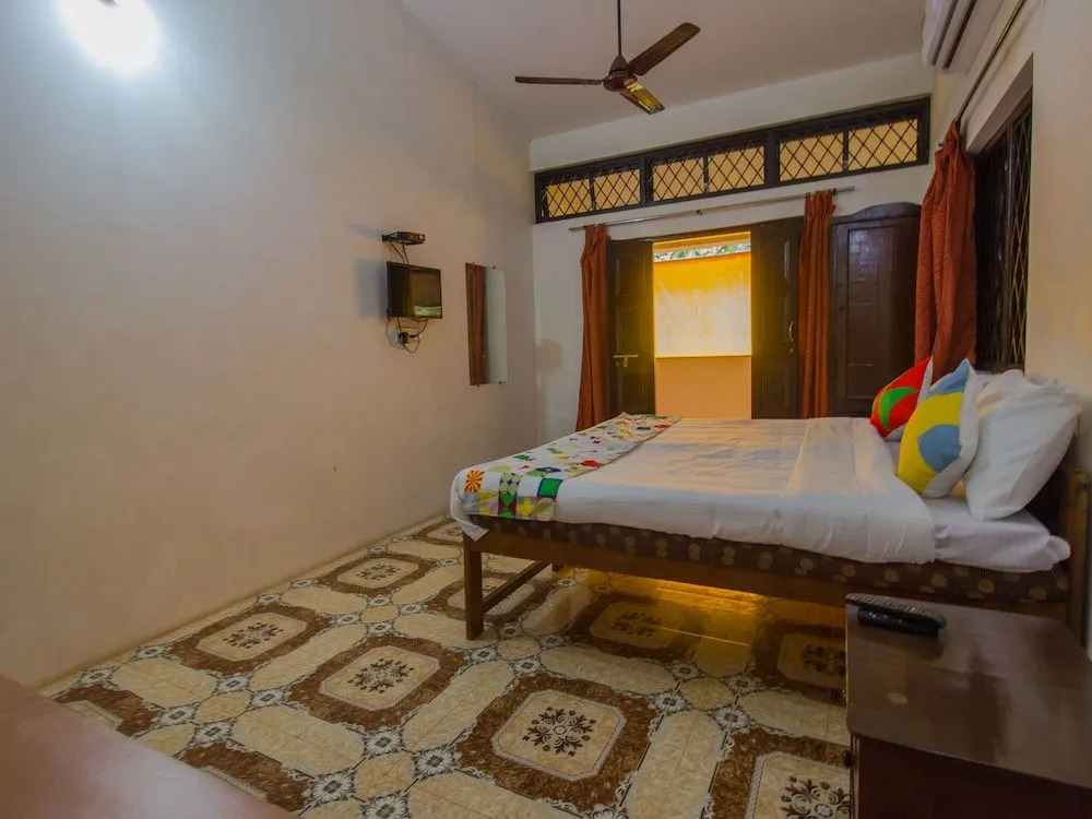 OYO 15369 Home Cozy Studio Curlies Anjuna Beach
