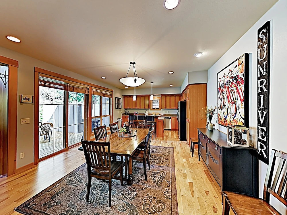 New Listing! 44 Freemont Crossing W/ Hot Tub 3 Bedroom Townhouse