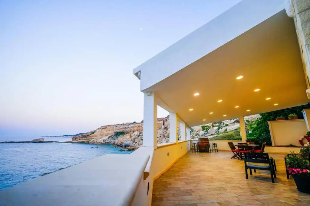 I Tri Scogghi , Villa sul Mare