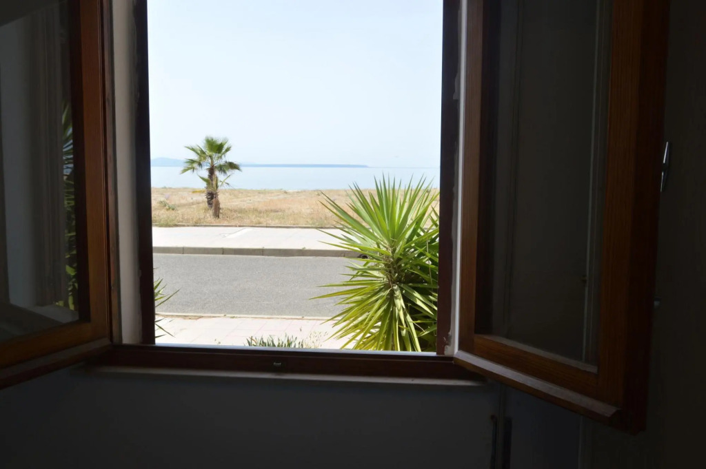 Holiday home on the Torregrande seafront, 30 meters from the seashore-Casa delle Palme