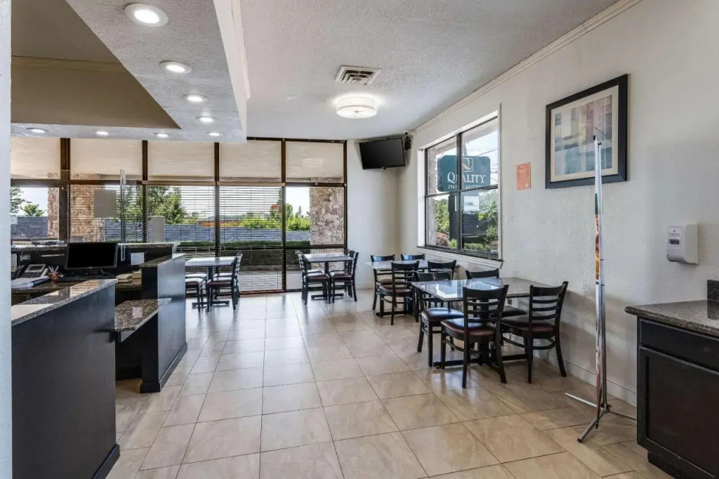 Econo Lodge Inn & Suites