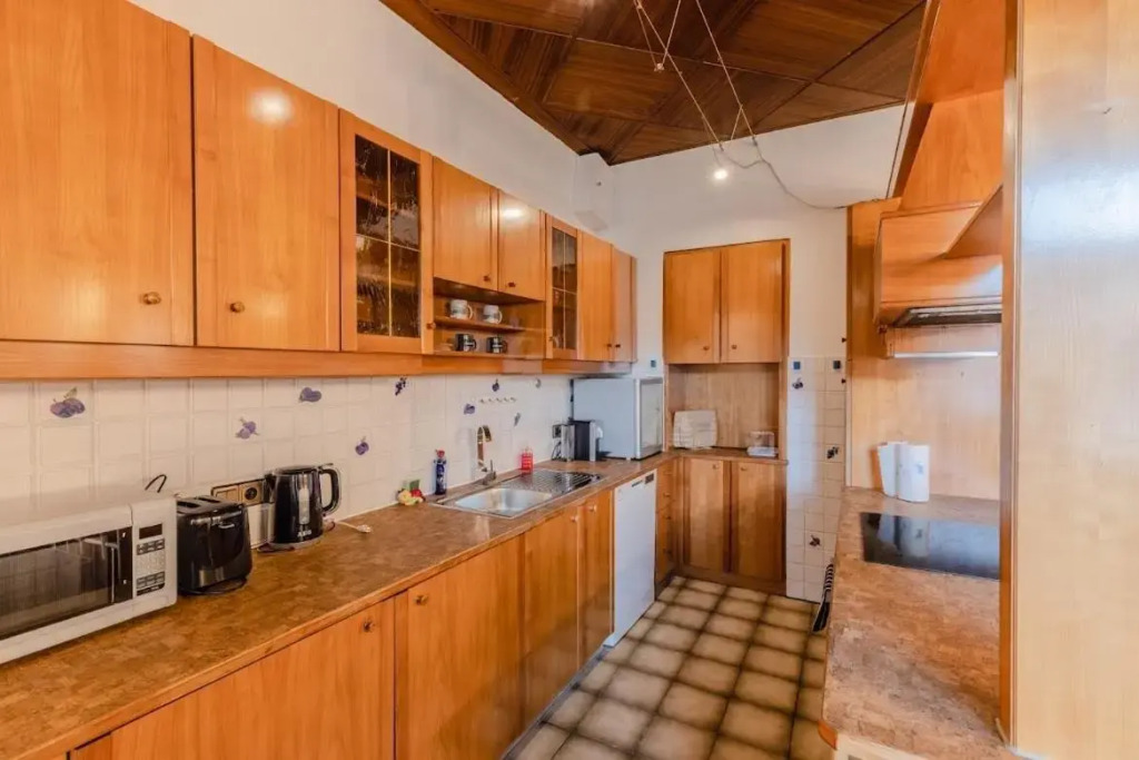 Rustic Apartment with 4 bedrooms Top 9
