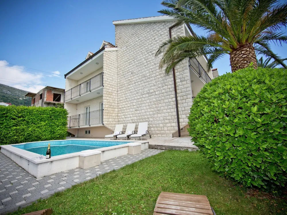 Luxury Apartment in Private Home With Private Pool & Garden, Bbq, Wifi, Parking
