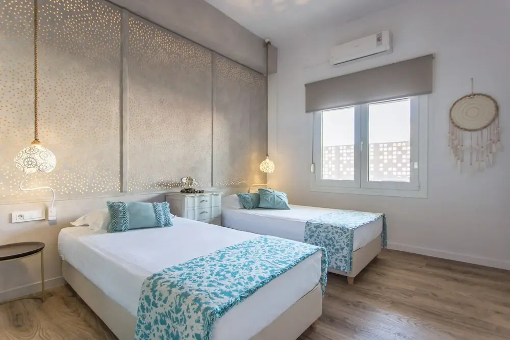 Beachfront Modern Property With 2 Outdoor hot Tubs Only 300m From Restaurants Shops
