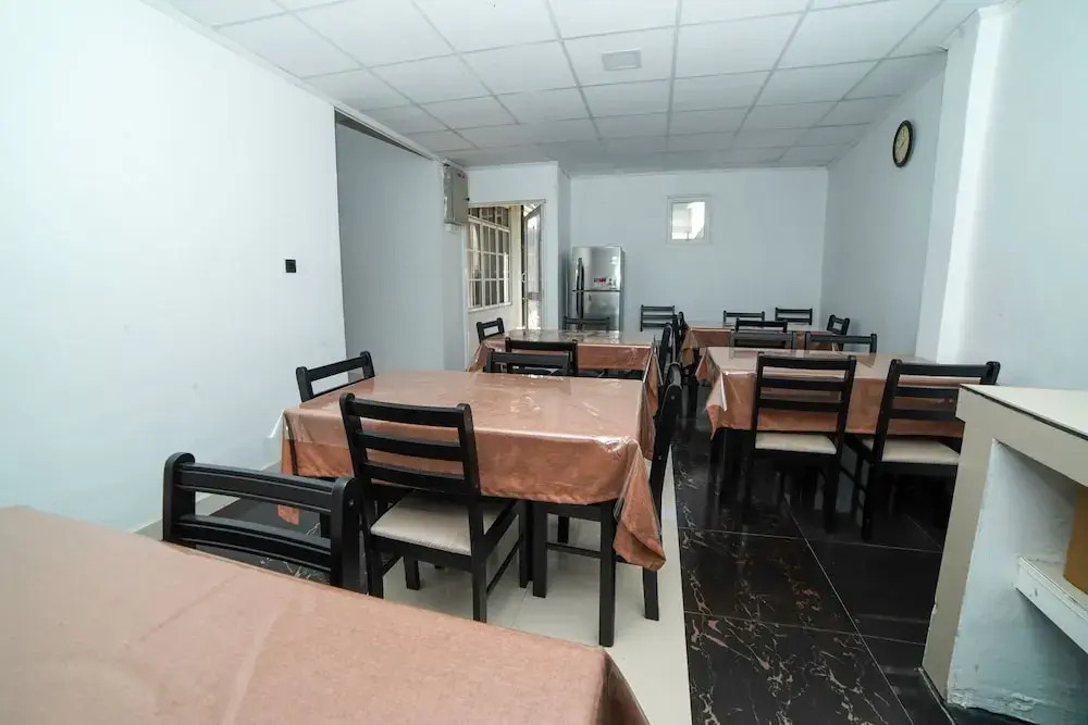 OYO 575 White Rose Residence