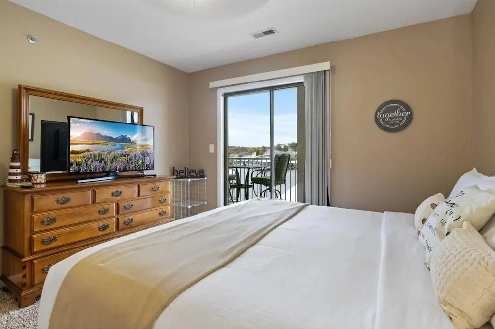 Lakefront Condo With Boat Slip
