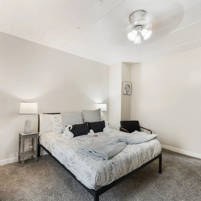 Stockyards- 4min Pet Friendly 3BR Luxe Gem