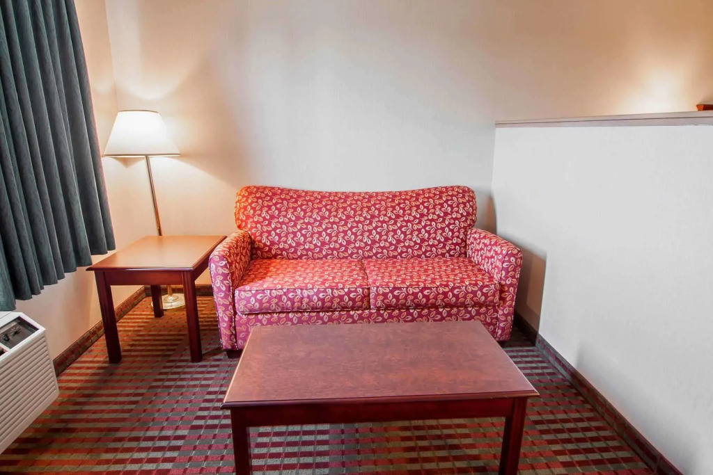 Bridgeway Inn & Suites