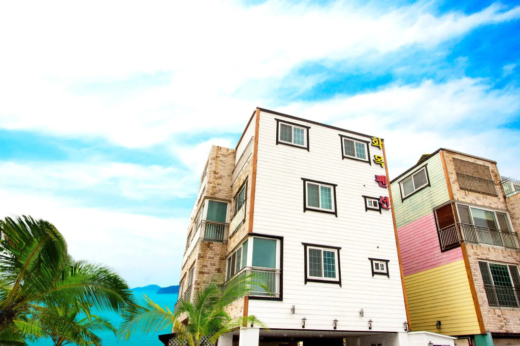 Geojae Hwamok Spa Pension