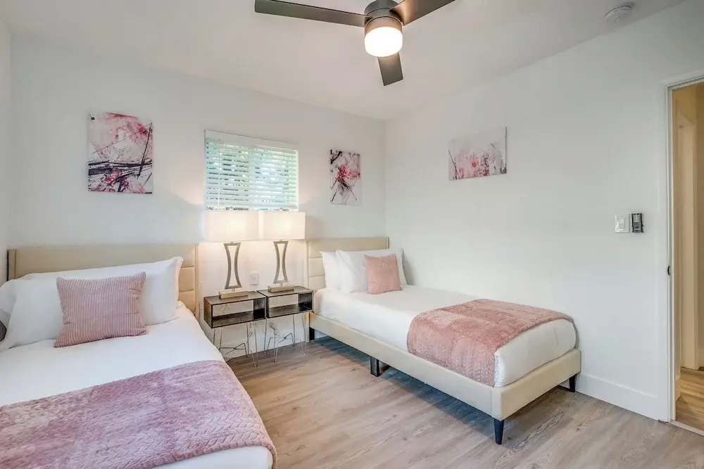 Friendly Fox Luxury Home with Pool & Spa