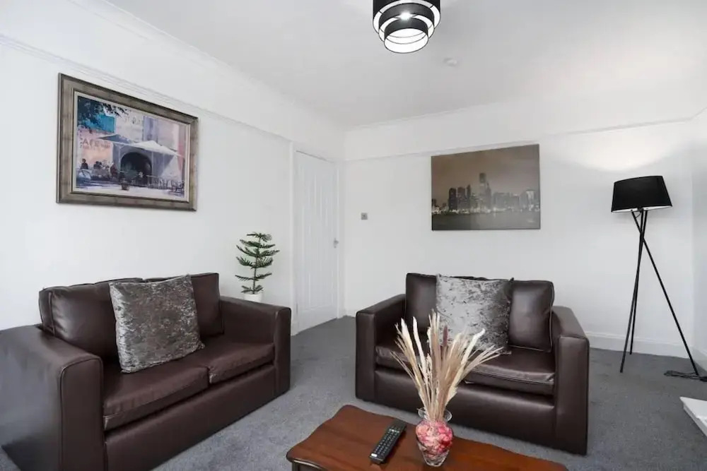 2-bed Flat, Wishaw, Free Parking, Family-friendly