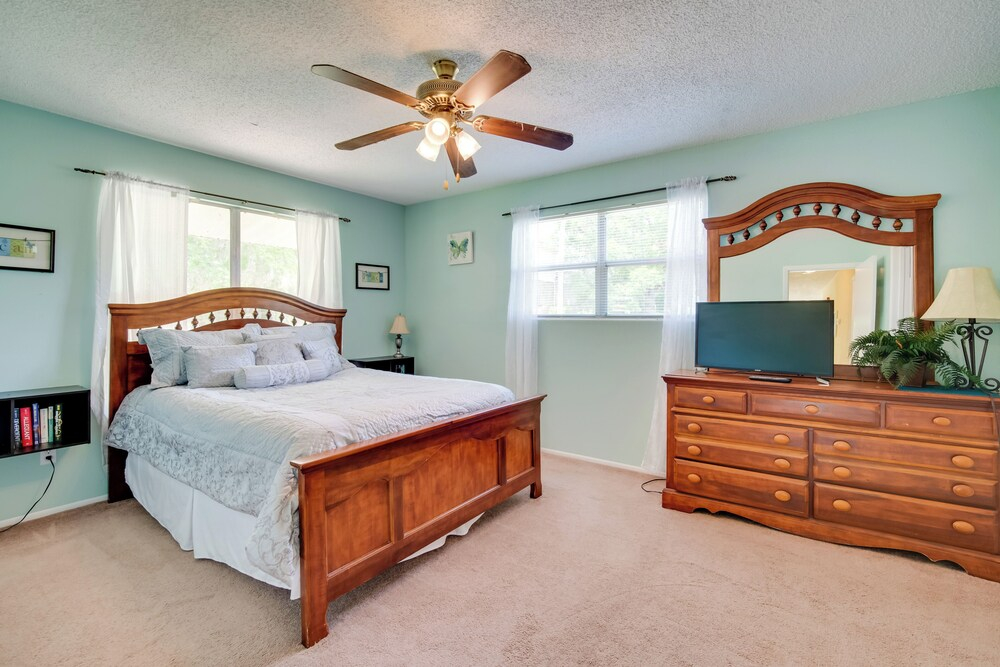 Docks + Balcony: Peaceful River Abode in Dunnellon