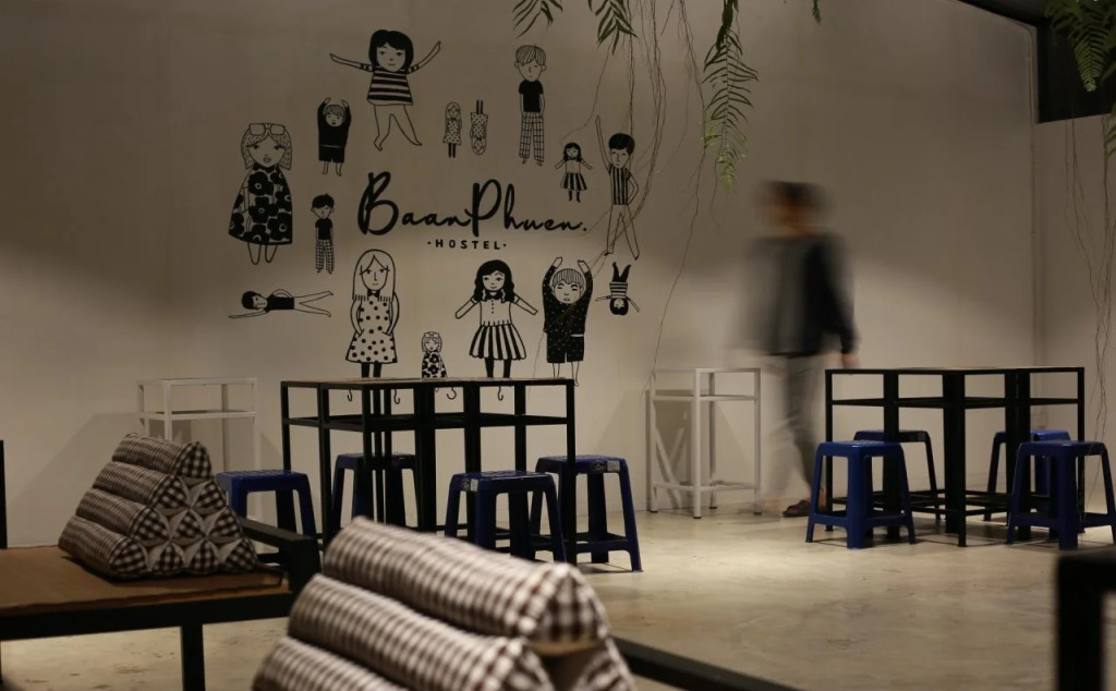 Baan Phuen Hostel & Rooftop Bar