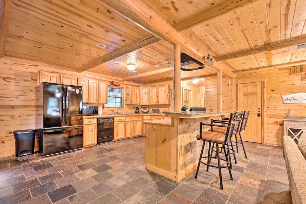 Broken Bow Retreat on 2 Acres w/ Hot Tub & Deck!