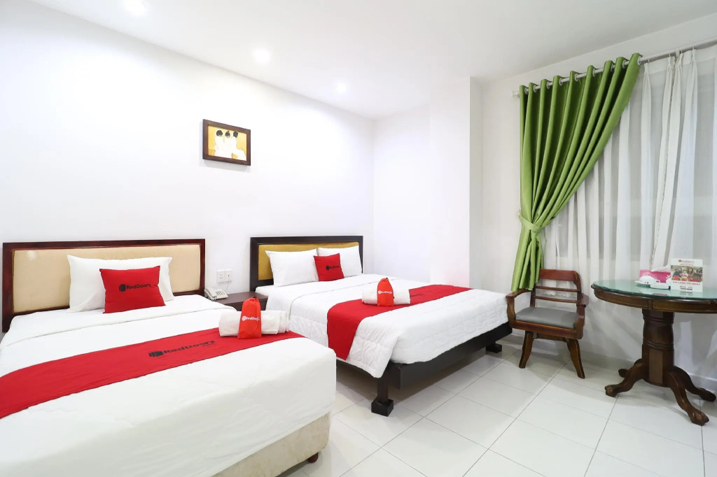 RedDoorz Plus near Hoang Van Thu Park 1