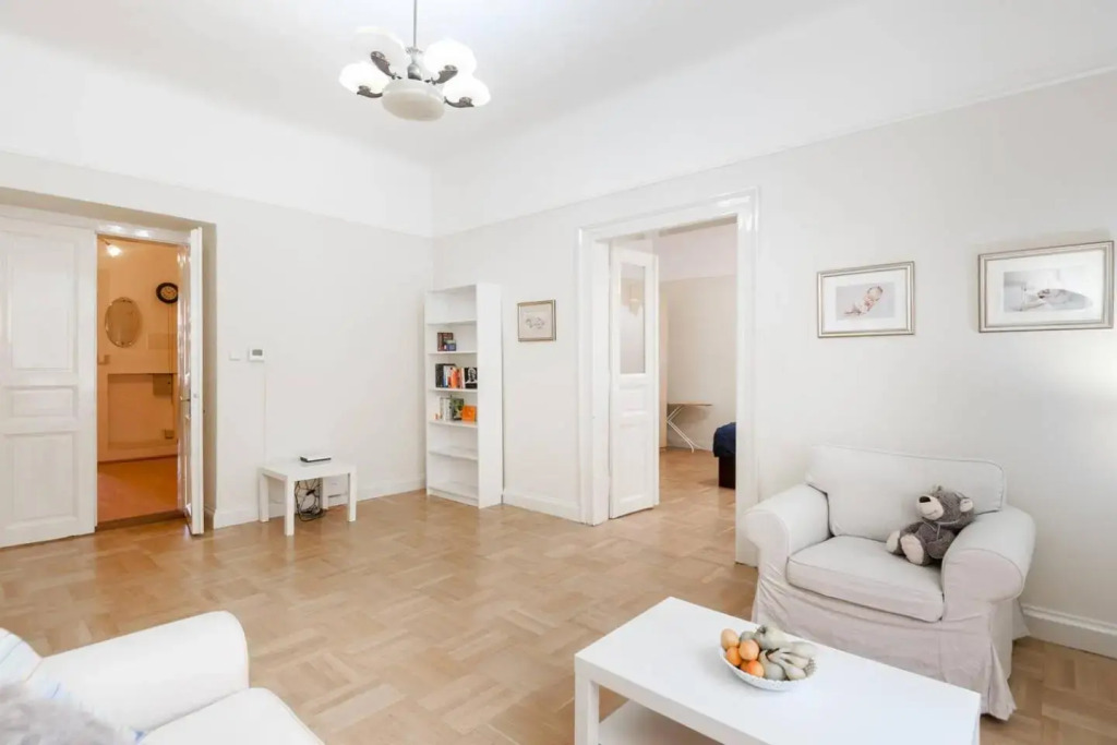Historic centre-spacious apartment