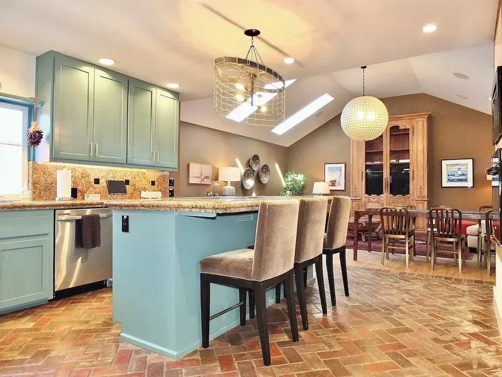 Naples Luxury Retreat - 2 BDR Stay for 4 With Rooftop Patio Near Shops