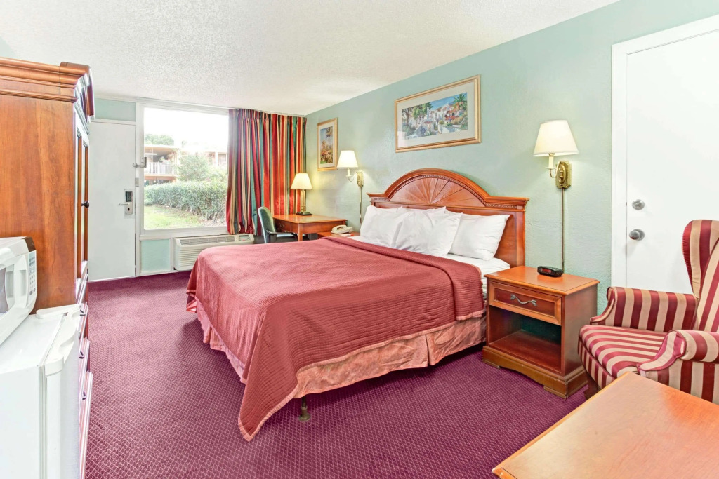Howard Johnson by Wyndham Tropical Palms Kissimmee